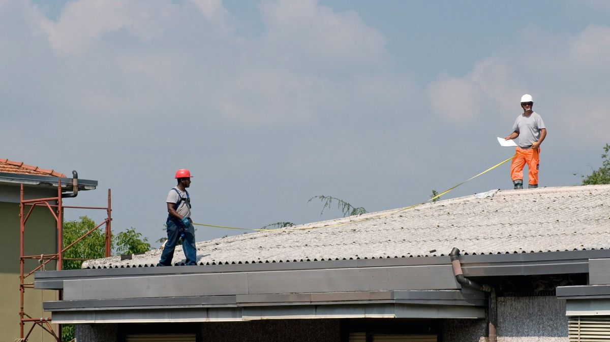 Výměna eternitové střechy za novou má svá specifická pravidla